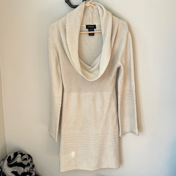 Alyn Paige Dresses & Skirts - Alyn Paige Sweater Dress